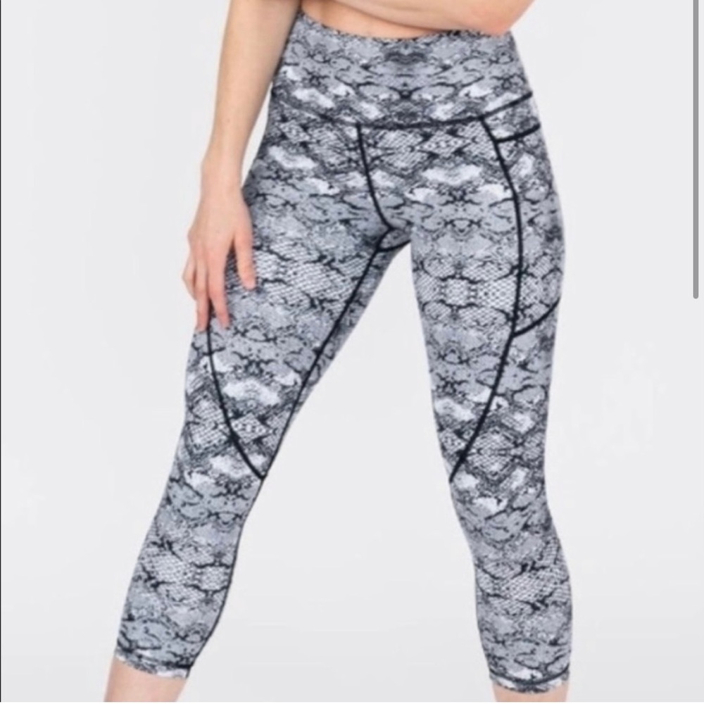 Zyia Active Cobra Metallic Pocket Light n Tight Hi-Rise Capri 20” size 8-10 NWT